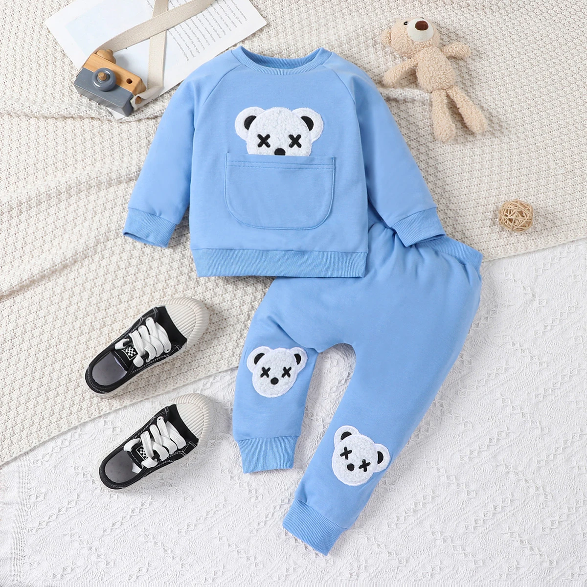 2-piece set of fashionable and casual baby boys, embroidered plush toys with round neck and shoulder length long sleeved hoodie