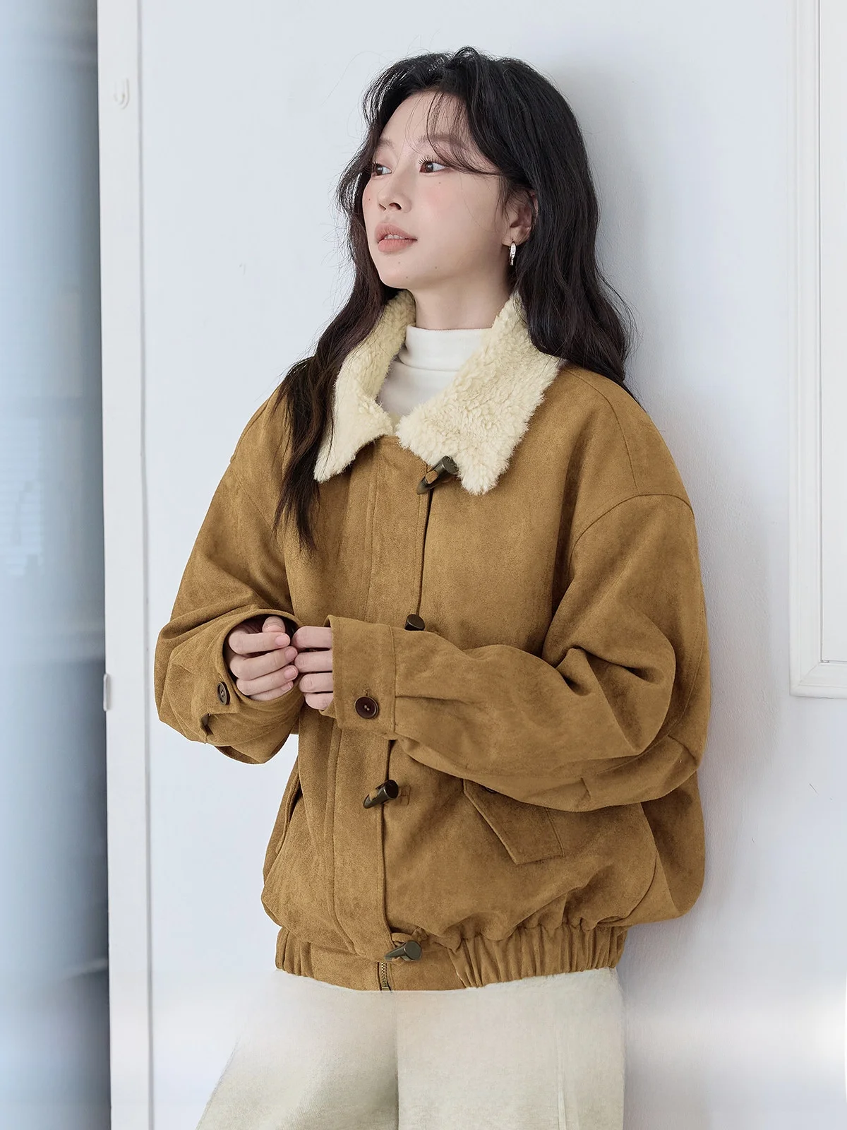 

Женская замшевая куртка HuiXi: утепленная, с меховой подкладкой, зимняя, новый стиль, ретро, универсальная, стандартная модель, для повседневной носки