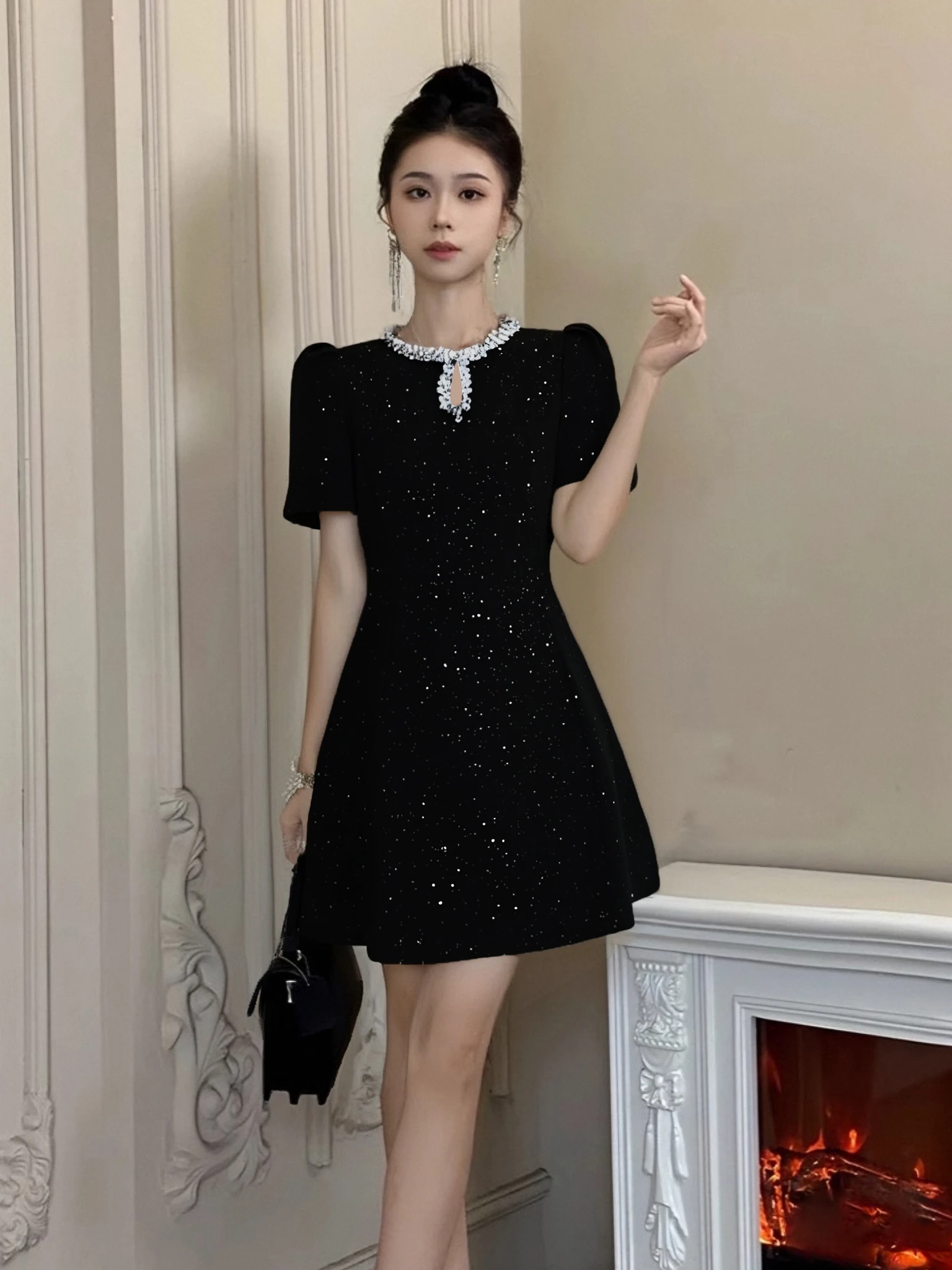 Vestido Longo de Verão com Design Emagrecedor, Cintura Alta, Estilo Hepburn, em Fibra de Poliéster, Modelo Evasê, com Gola Redonda.