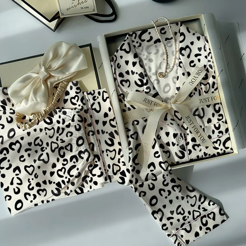 

Spring and Autumn's New High-end Loose Furniture Ice Silk Pajamas Women's Long-sleeved Little Love Leopard Print Set