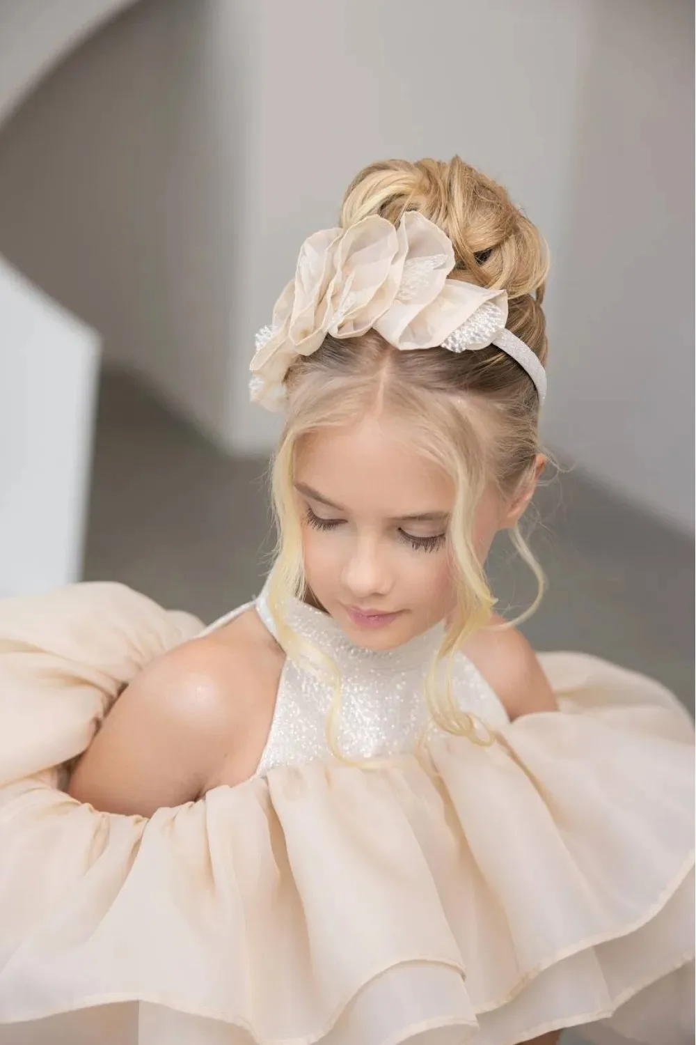 فساتين فتاة الزهور مخصصة قبالة الكتف لحفلات الزفاف الكشكشة طول الركبة جميلة أول مناولة للأطفال فساتين حفلات أعياد الميلاد #4