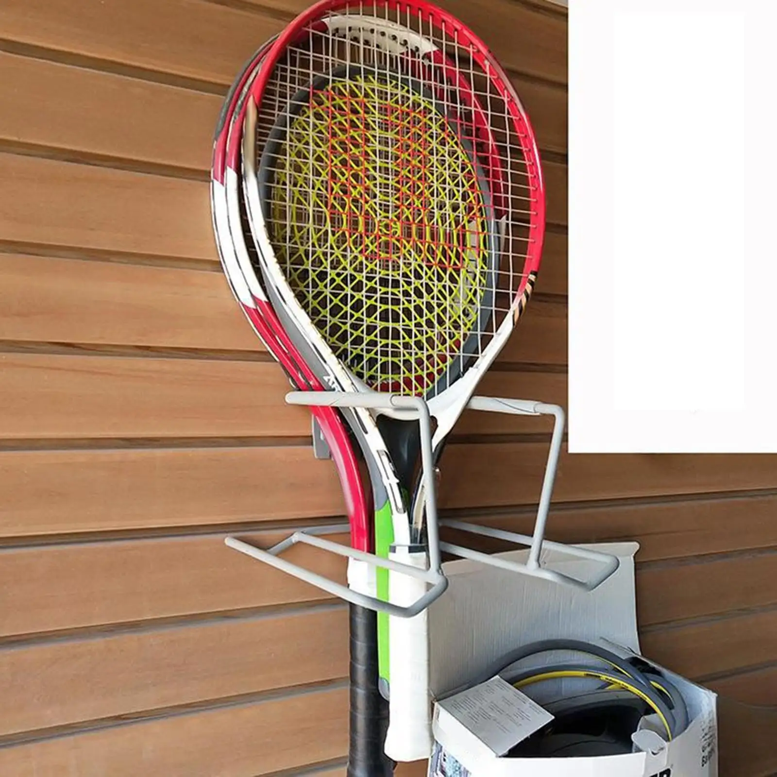 

Настенное крепление для теннисных ракеток. Простая установка. Сверхмощные вмещает 6 мячей и 4 ракетки. Аксессуары для организации практичных с замком.