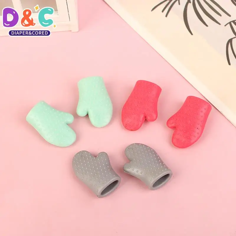 1Pair 1/12 Dollhouse Simulation Baking Gloves Model Dollhouse Miniature Kitchen Cooking Gloves Dolls House Decor Accessories