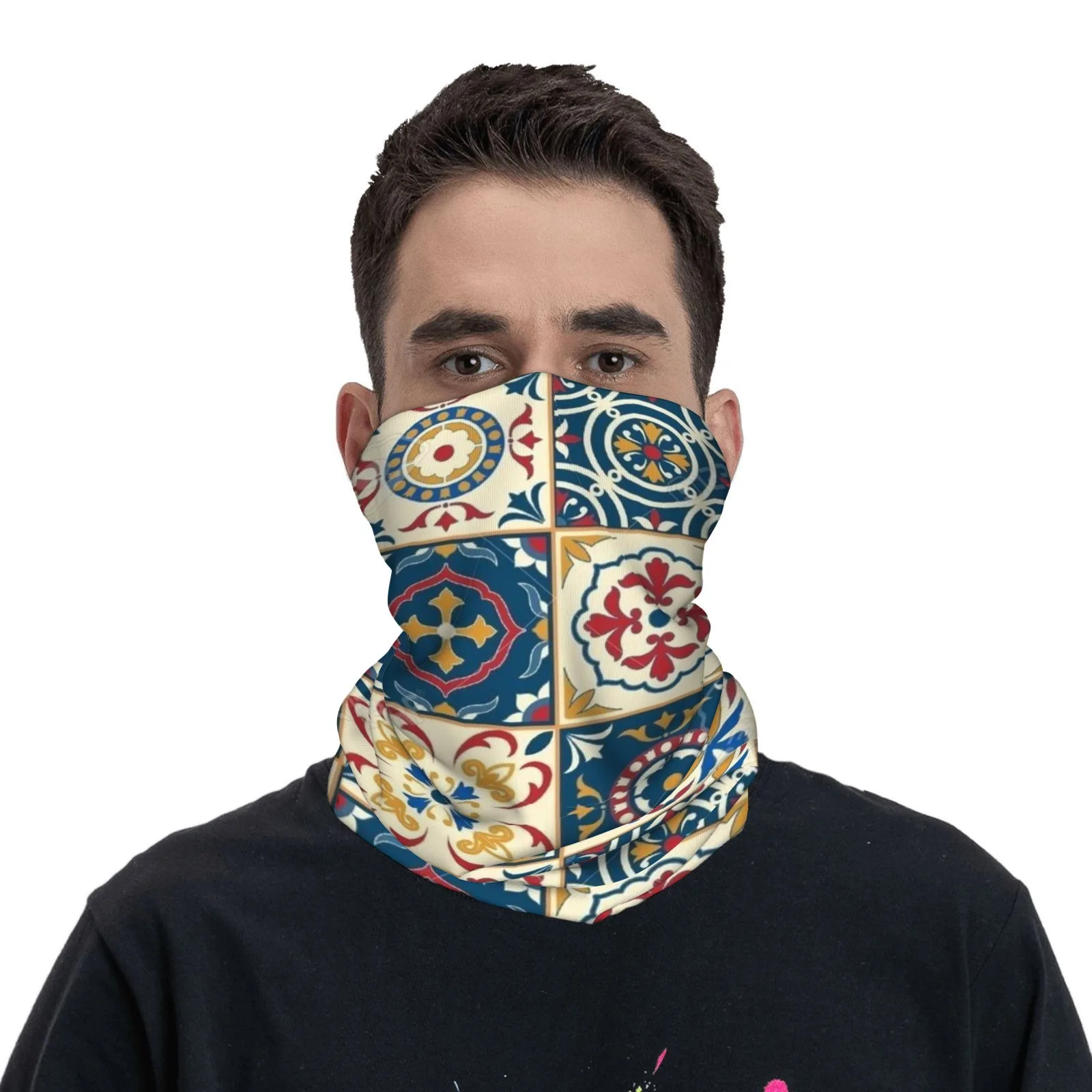 

Яркие красочные ретро-стильные узоры. Настраиваемые гетры для шеи — мягкие и дышащие — идеально подходят для повседневного ношения и приключений на свежем воздухе.