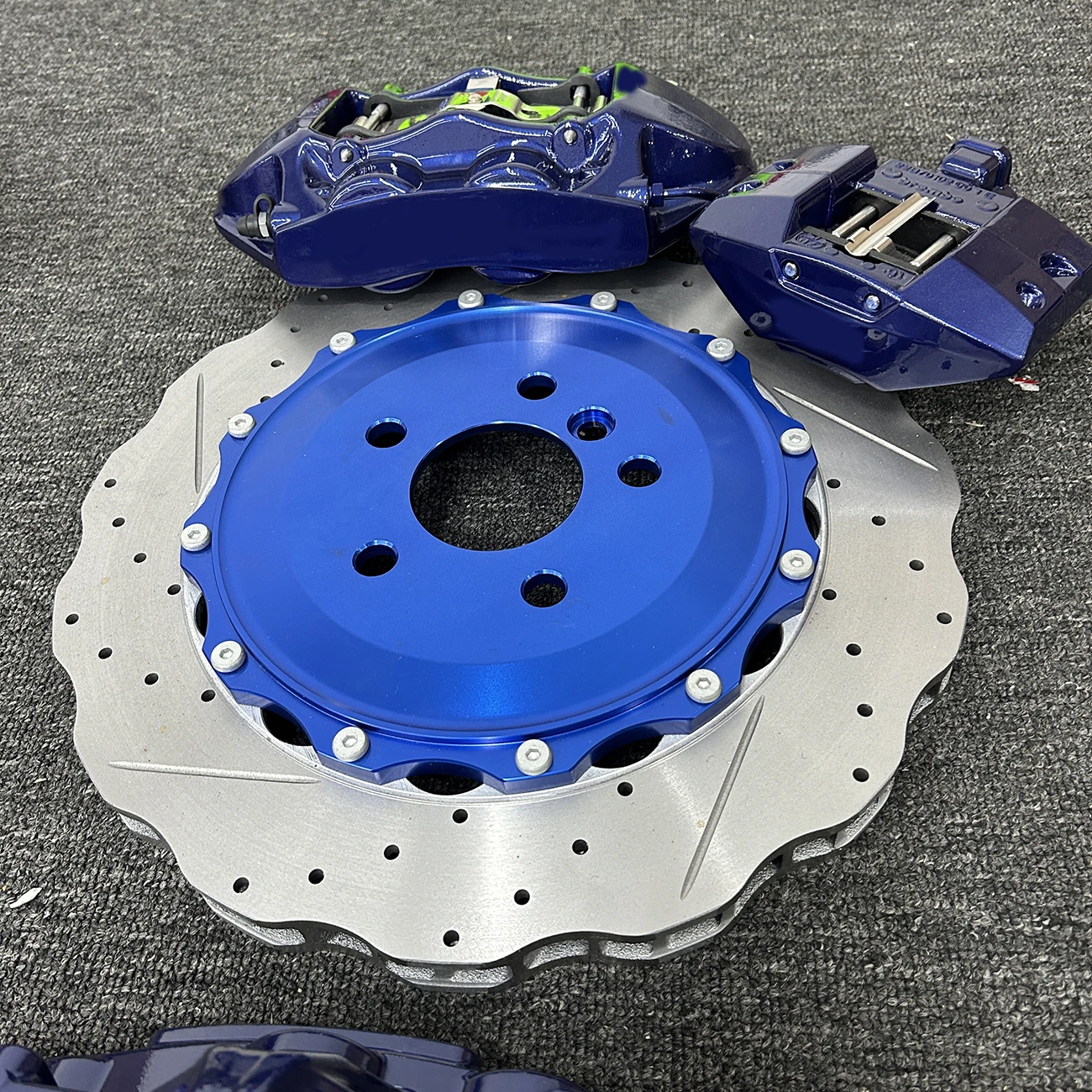 

Комплекты тормозных суппортов GT6 и GT4 с волновидными роторами из алюминиевого сплава для автомобилей M3, M4, M5, M6 — топовая система торможения.