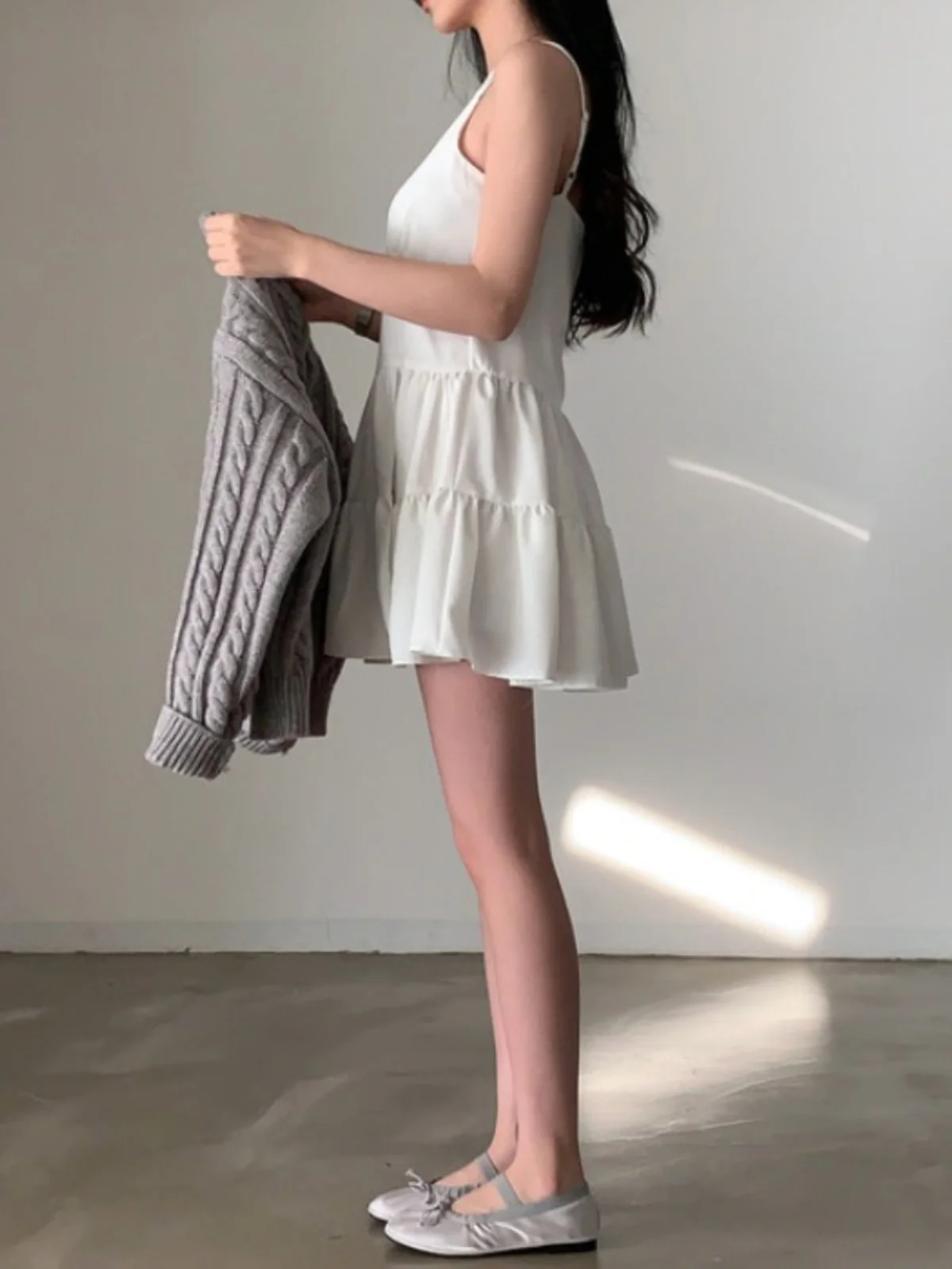 فستان أنيق بحزام على شكل حرف v للنساء 2025 نمط كوري جديد فستان دمية مضاد للشيخوخة تنورة قصيرة ملابس داخلية غير رسمية للتنقل