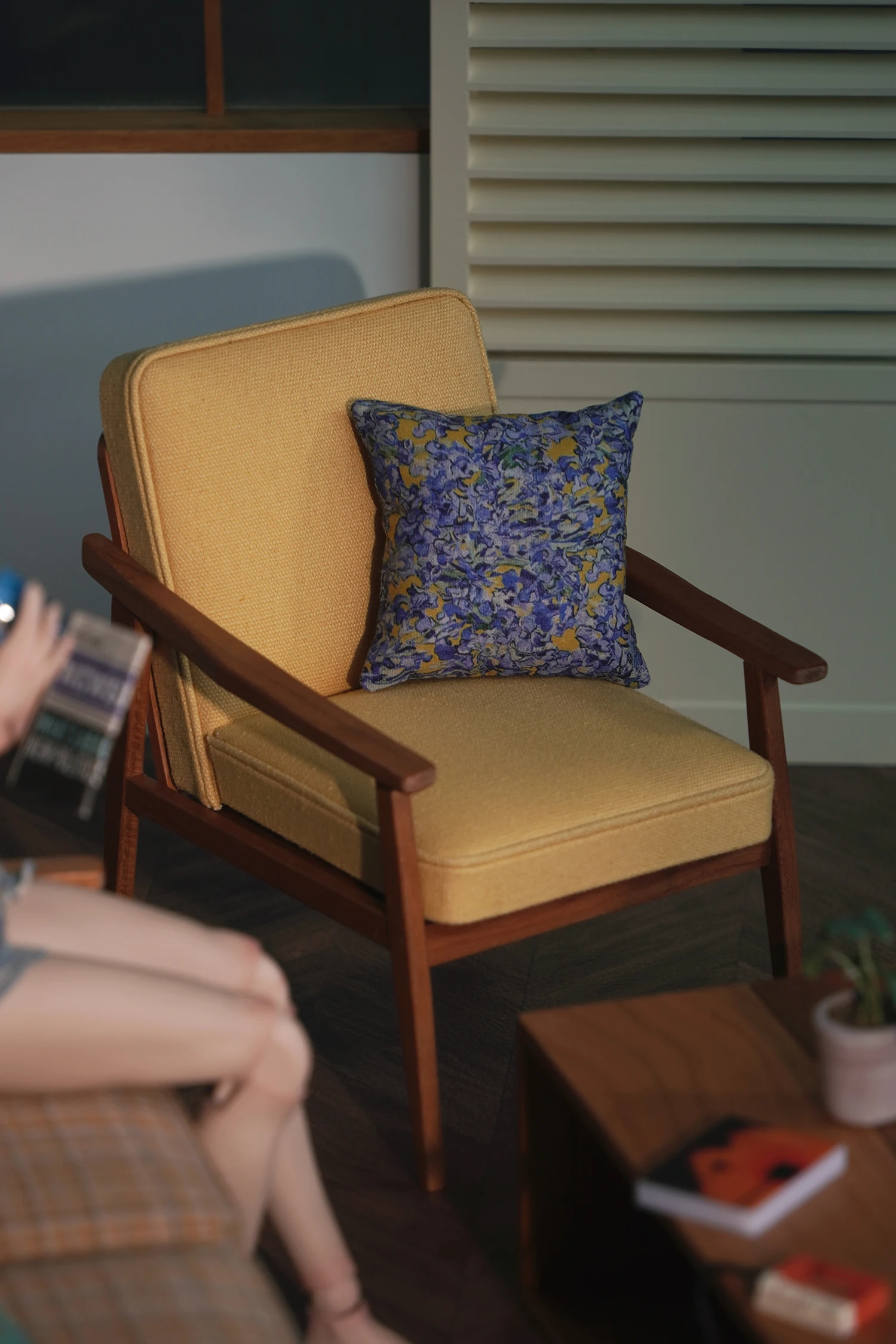 1/6 نموذج بيت الدمية اكسسوارات الأثاث نموذج صغير أريكة شخص واحد من الخشب الصلب