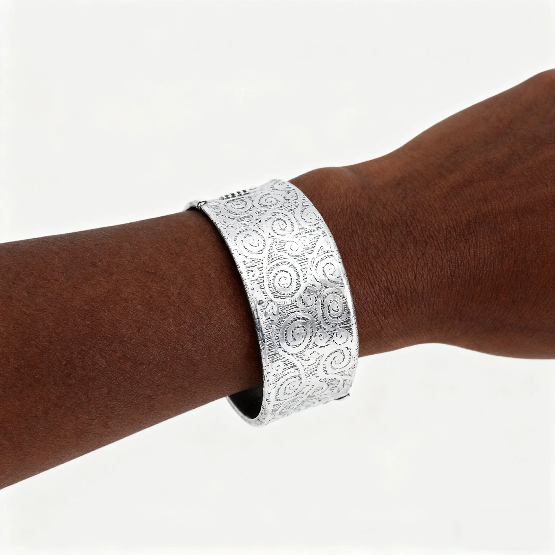 خمر فضي اللون دوامة منحوتة نمط زهرة سوار واسع للنساء التقليدية الهندية نيبال التبتية العرقية الإسورة المجوهرات