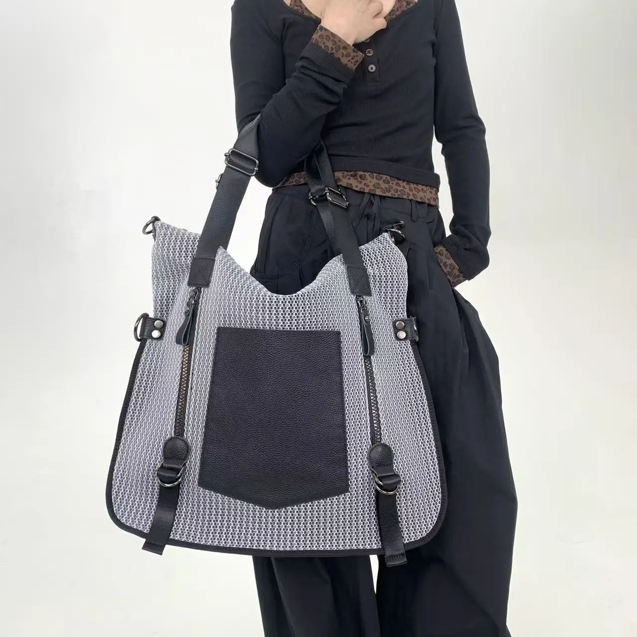 

Женская сумка через плечо в стиле Y2K Street Punk: Американский дизайн, персонализированная, с элементами пэчворка, сумка-тоут