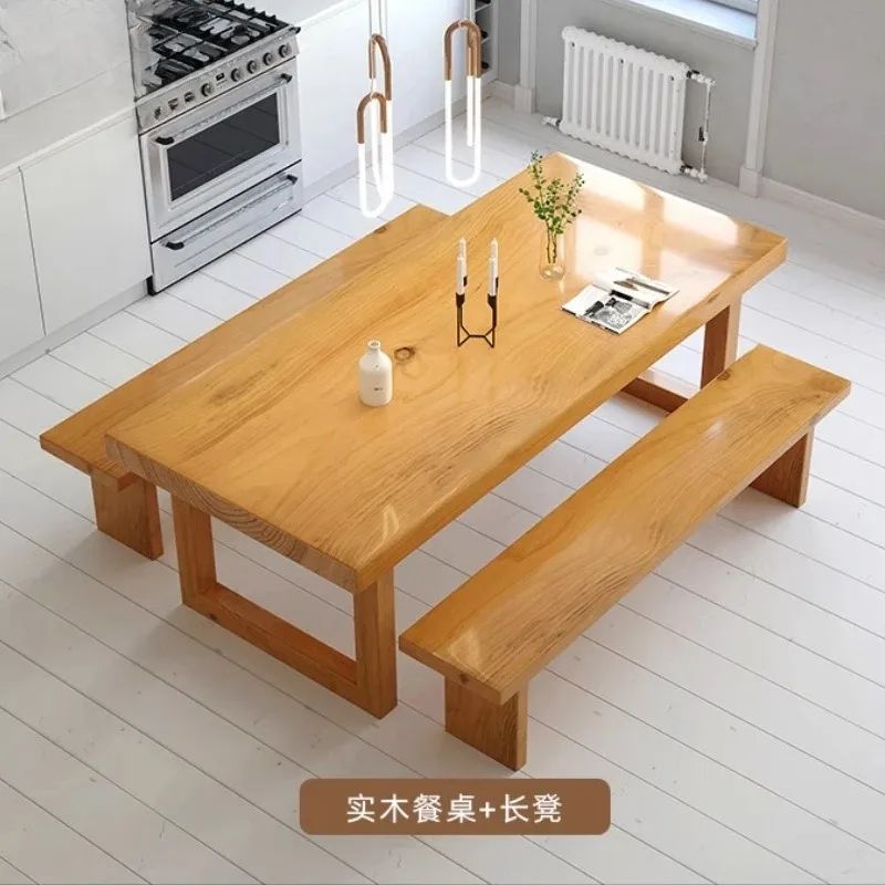 tavolo da pranzo laterale e sedia