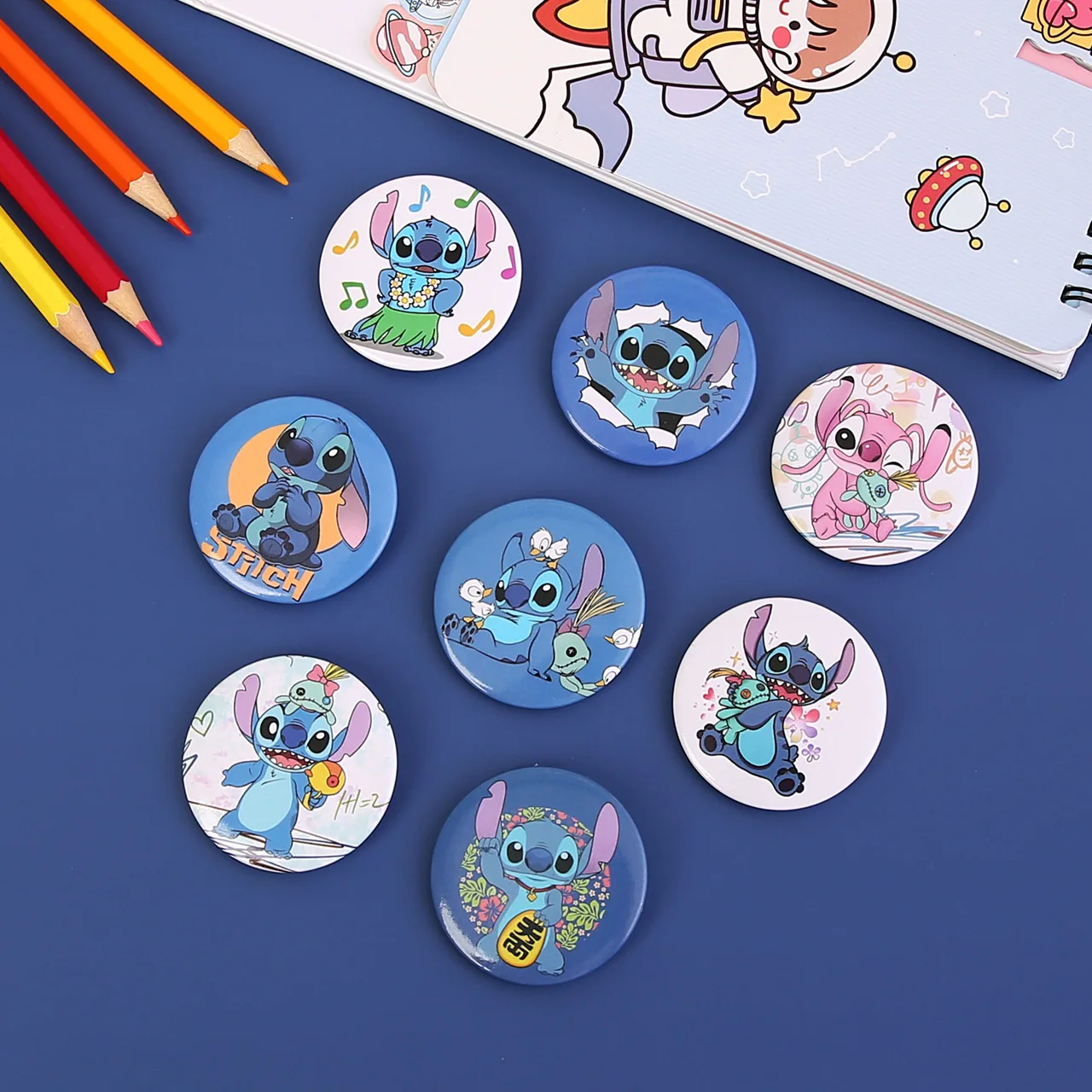 8 Stuks Disney Creatieve Steek Cartoon Broches Mode Lilo & Stitch Anime Figuren Reversspelden Kawaii Kids Sieraden Accessoires Speelgoed