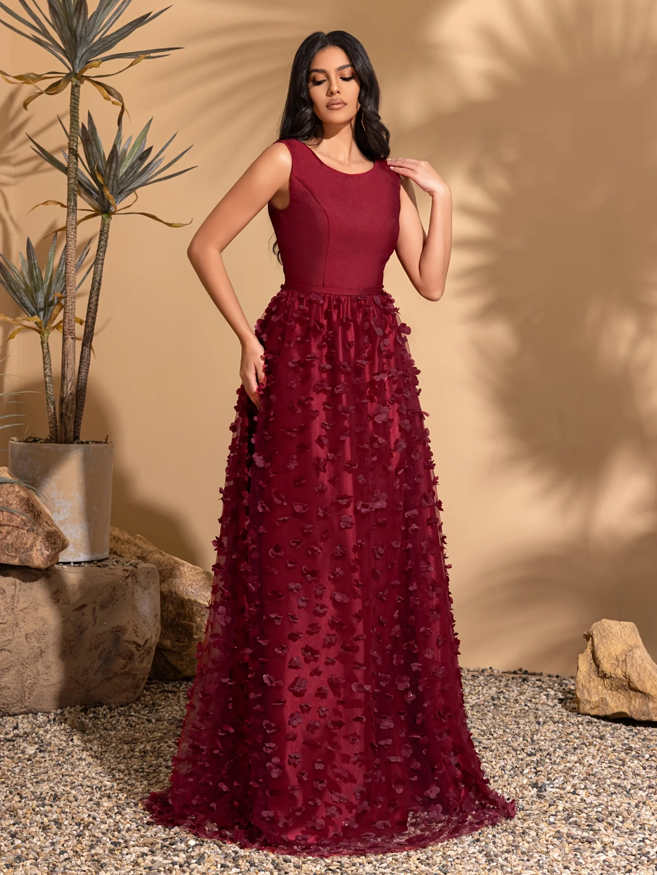 Robe trapèze en satin, col rond, sans manches, embellissement floral