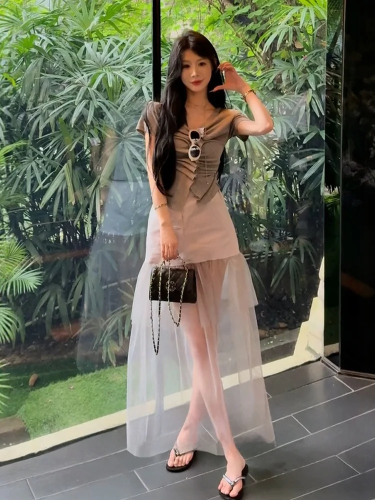 

Летний комплект из двух предметов: футболка с V-образным вырезом и коротким рукавом и плиссированная юбка. Женский модный повседневный комплект.