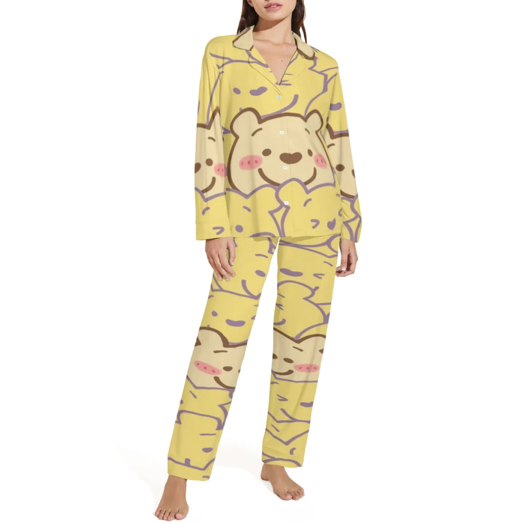 Conjunto de pijama Disney Winnie The Pooh con un cómodelo top abotonado y pantalones elásticos y favoritos de las mujeres tanto para hombres como para mujeres.