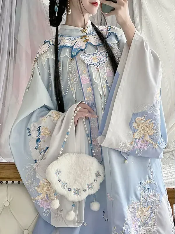 مجموعة أزياء Hanfu النسائية من سلالة مينغ المطرزة برقبة واقفة معطف طويل على شكل سحابة كتف وجه الحصان مكون من ثلاث قطع