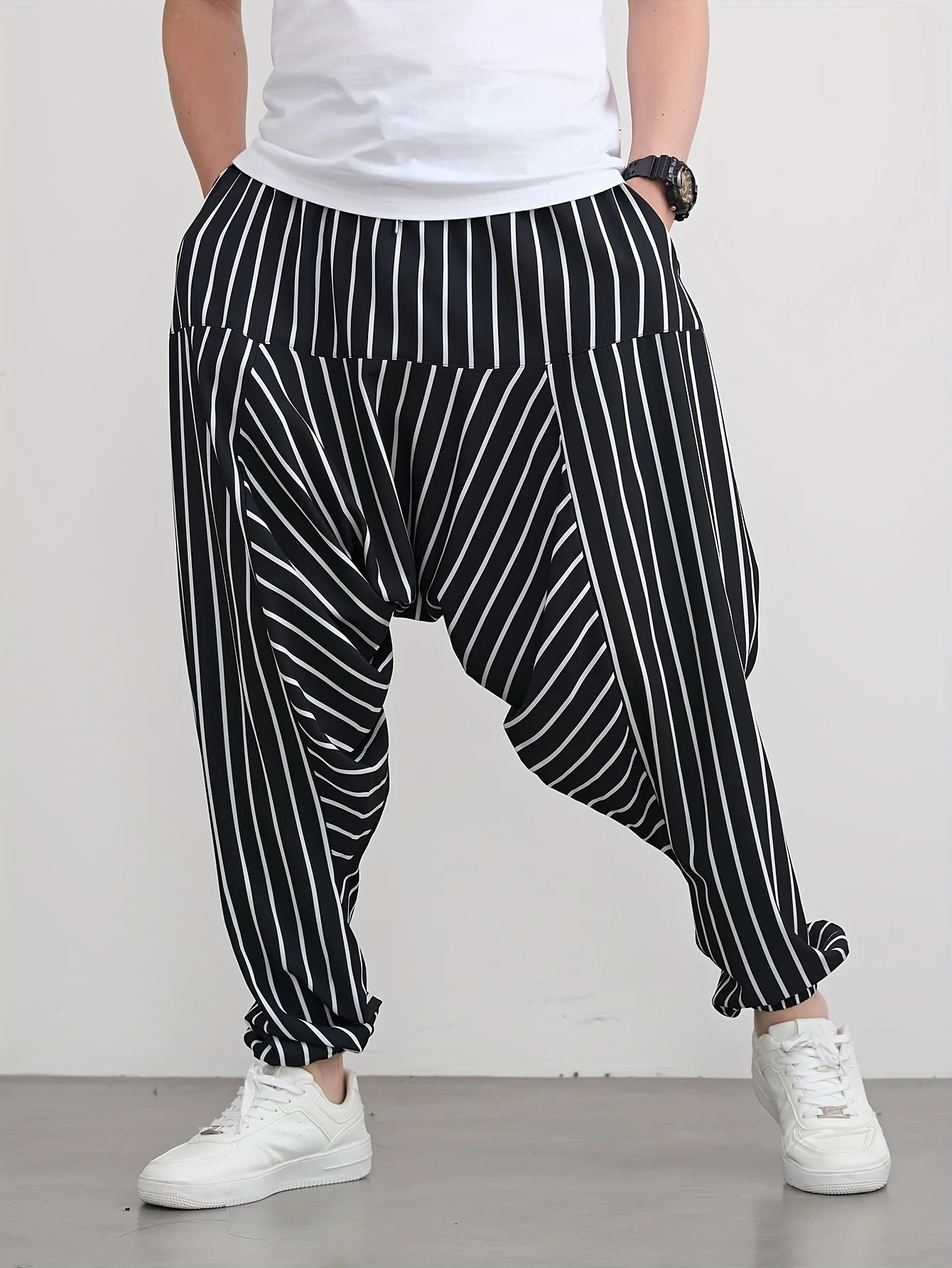 

Men's black and white vertical striped jogging pants, suitable for wide legs, outdoor activities, and fashionable harem pants