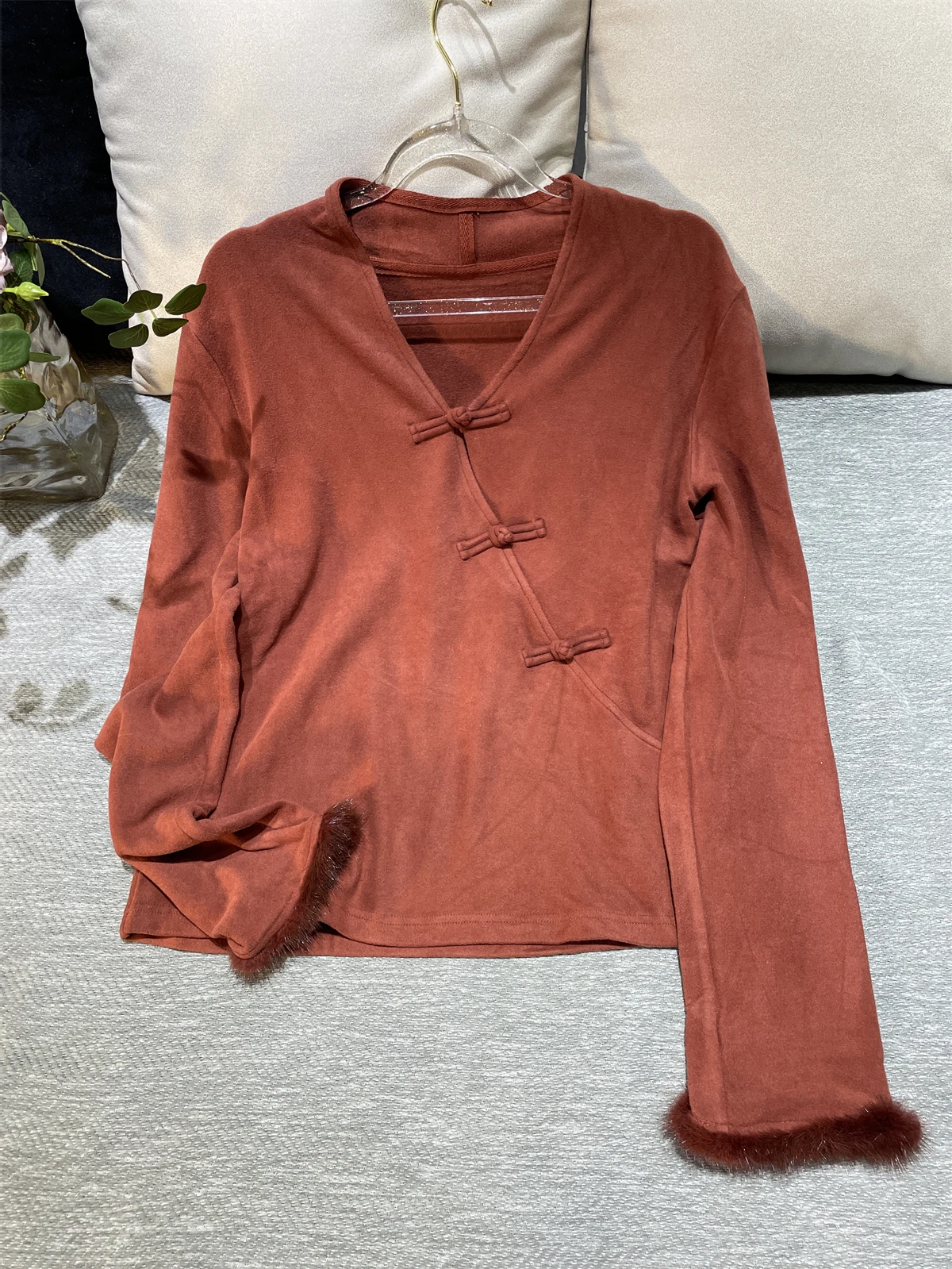 

Новая китайская модная одежда: топ с V-образным вырезом и пуговицами, отделанный мехом кролика, универсальный базовый слой, широкие брюки для женщин