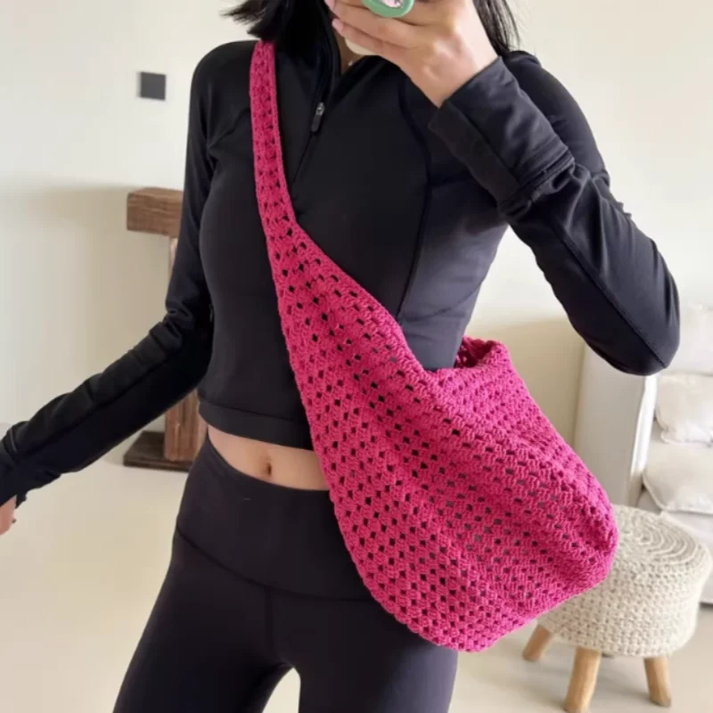 

Handmade crocheted large capacity shoulder bag, hollowed out leisure bag, fashionable women's rose red beach bag, shopping bag