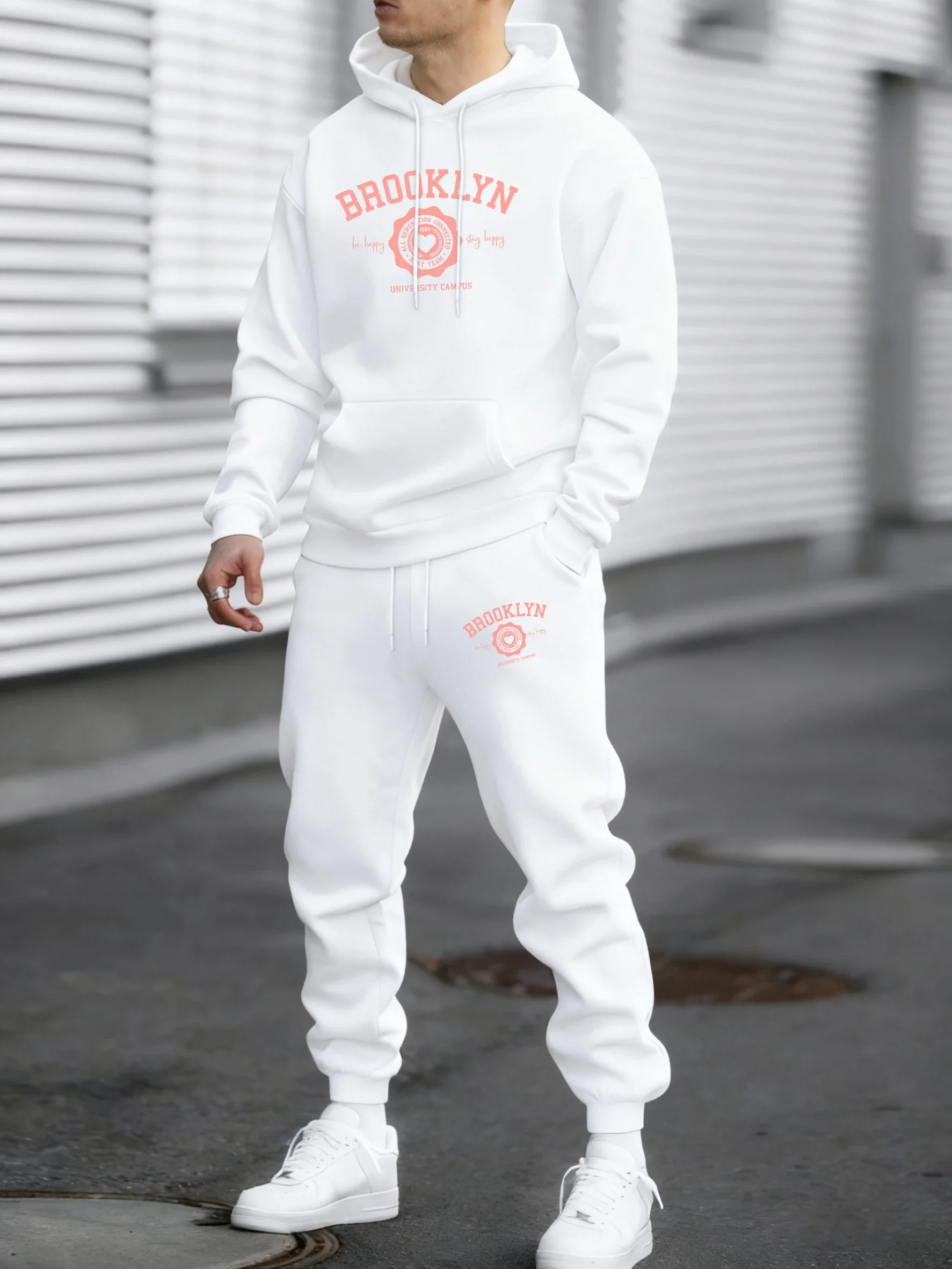 Nuevo conjunto deportivo para hombre con estampado de corazones, sudadera con capucha estilo hip-hop para otoño/invierno, pantalones sueltos de forro polar suave, ropa deportiva moderna para hombre.