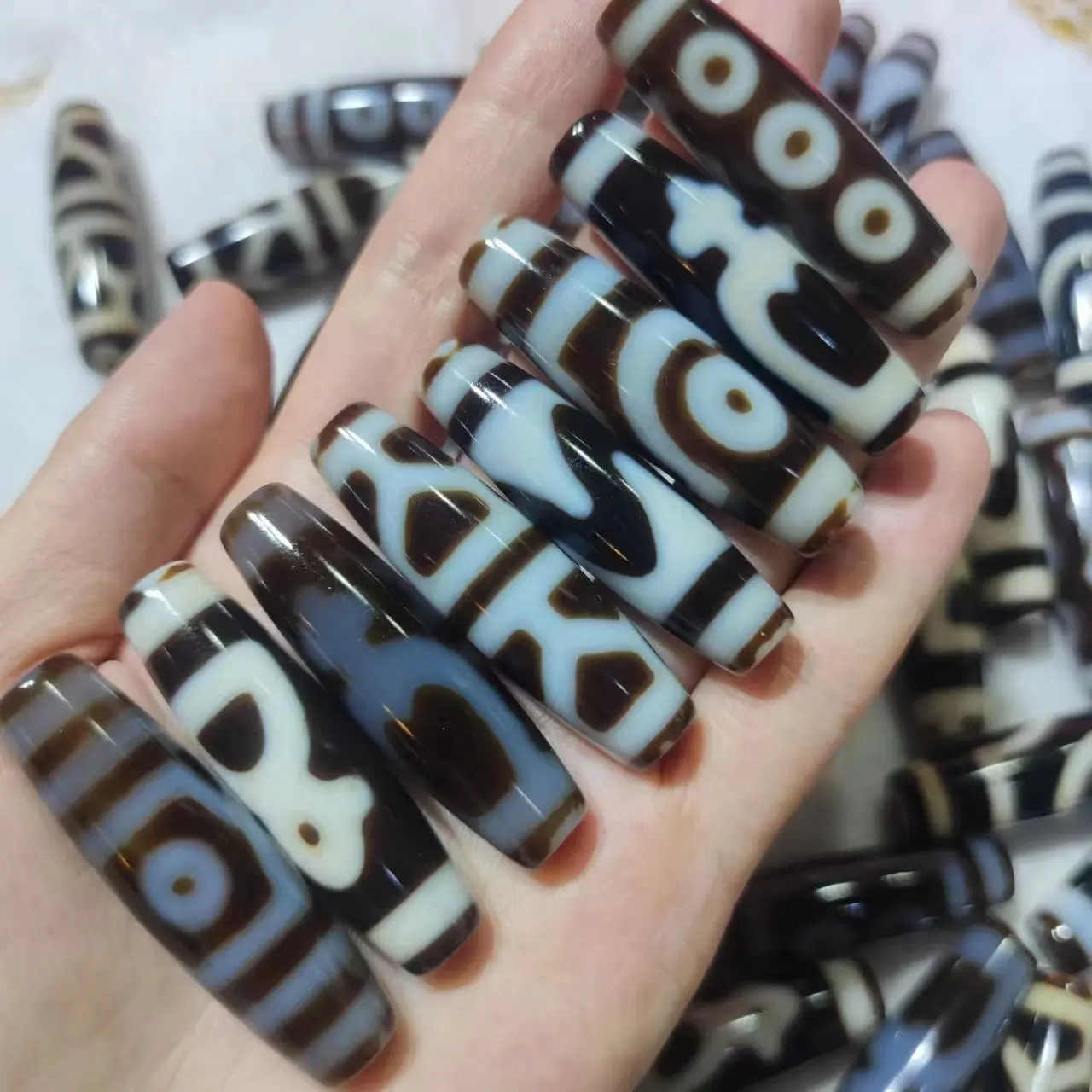 100pcs/lot natural multi-pattern old agate dzi wholesale Black and white Weathering lines White core holes diy Necklace pendant