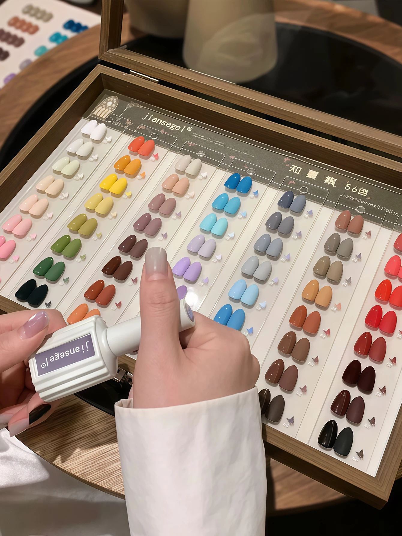 Ensemble de vernis à ongles de couleur unie 56 couleurs 15ml, vernis à ongles gel UV/LED amovible, comprend un nuancier, un ensemble d'art d'ongle d'été pour le bricolage