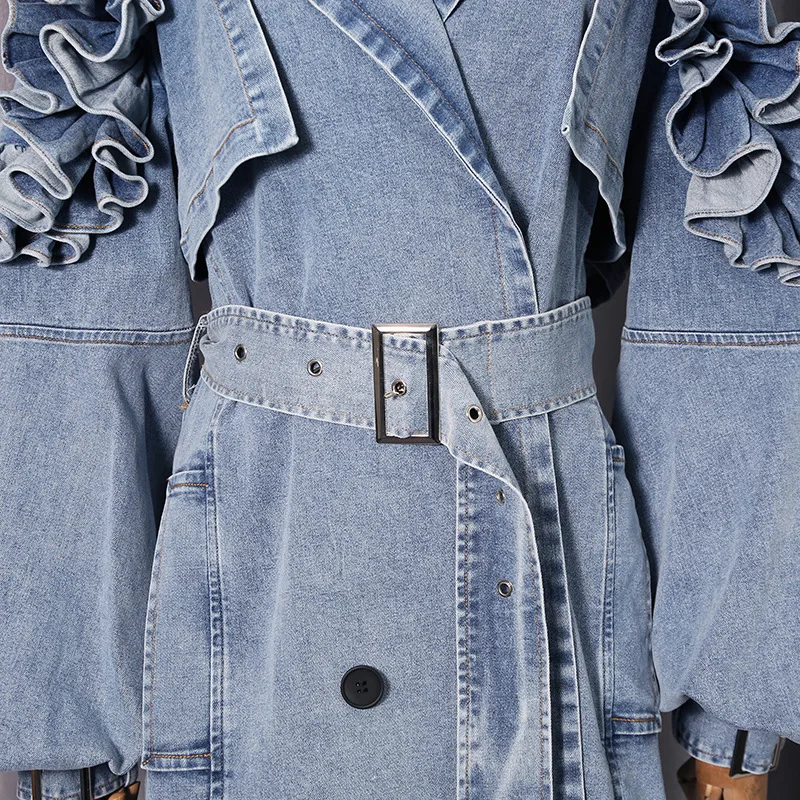 Jesienno-zimowa damska stylowa i modna kurtka jeansowa o luźnym kroju, spersonalizowany płaszcz typu trencz, modna odzież wierzchnia.