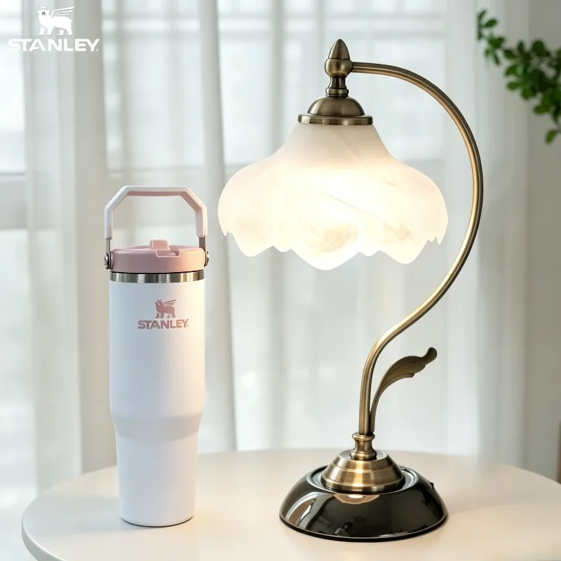 Vaso Térmico Stanley de 30oz con Acabado Mate, Tapa con Popote Desplegable IceFlow, Asa Rosa Claro Plegable, Ideal para Grupos de Chicas y Picnics al Aire Libre