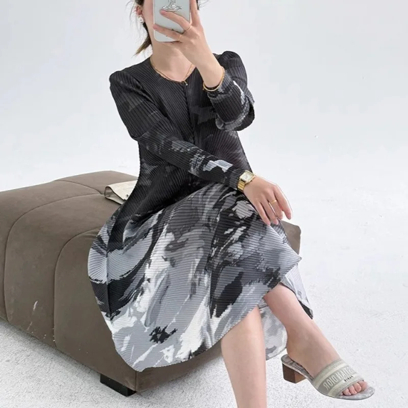 

Miyake 2026, весеннее французское плиссированное платье с v-образным вырезом и принтом тай-дай, свободное тонкое платье средней длины, эластичная женская одежда большого размера