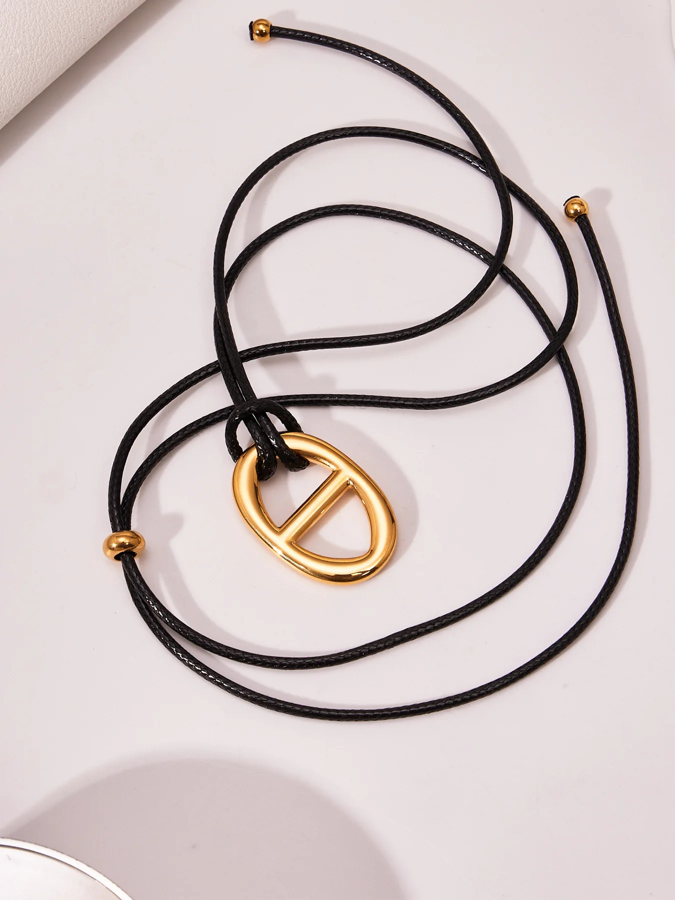 Halskette mit H-Buchstaben-Anhänger aus Edelstahl, 18 Karat vergoldet, Charm-Halskette mit PU-Seil, schwarze Lederseil-Halsketten für Frauen – Detail 10