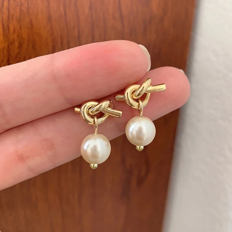 Pendientes dorados con perlas de imitación trenzadas para mujer, aretes con nudo de perlas, diseño clásico, 2 piezas, para fiesta de graduación