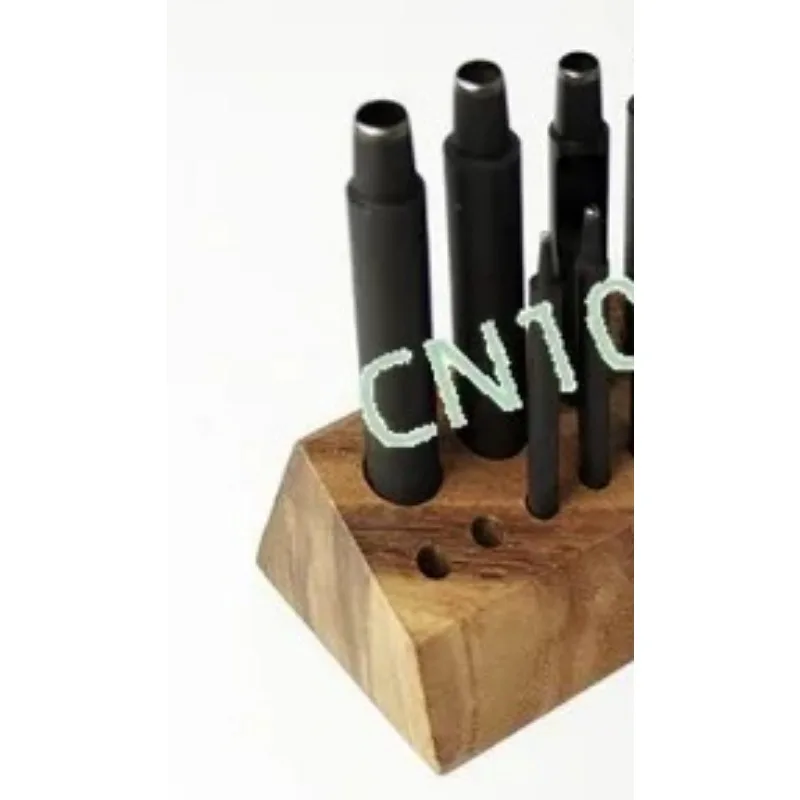 

Основание из массива черного ореха, гладильная машина, место для хранения гладильных головок, инструменты из натуральной кожи ручной работы.