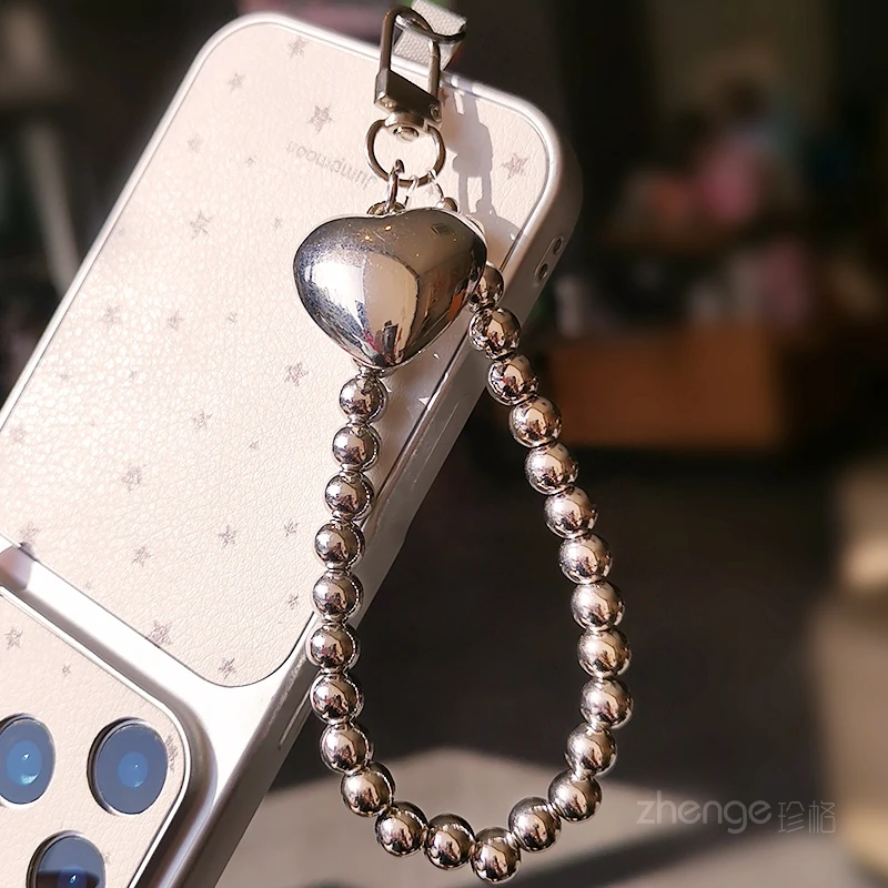 Electroplated Silver Bead Heart-shaped Mobile Phone Chain, Short Wrist Anti Drop Lifting Chain, Fashionable and Versatile