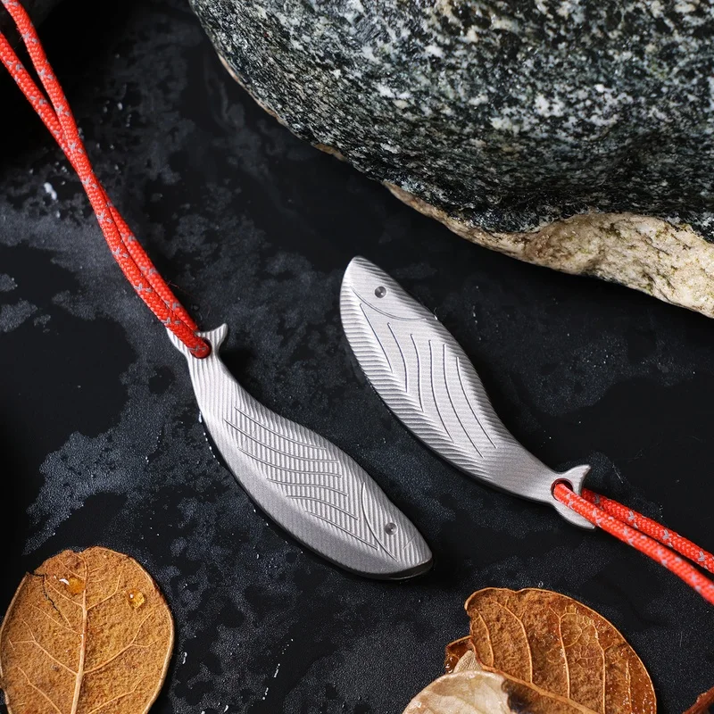 التيتانيوم النقي في الهواء الطلق صفارة إنقاذ المحمولة عالية التردد صافرة لطيف شكل السمكة صافرة للتخييم والمشي لمسافات طويلة