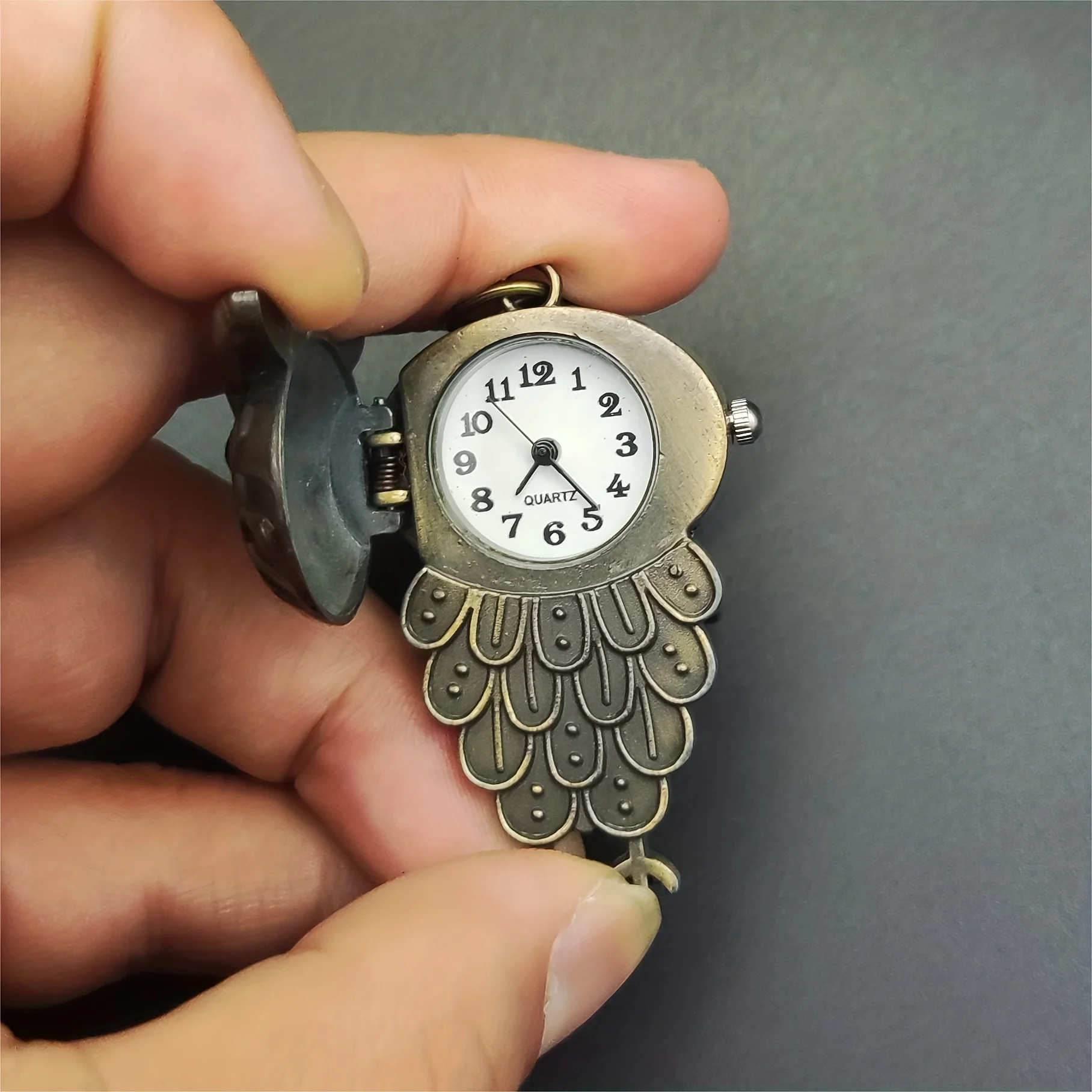 Flip style retro arystokratyczny sowa brelok do kluczy zegarek wiszący zegarek kwarcowy zegarek męski i damski brelok do plecaka — zdjęcie 3