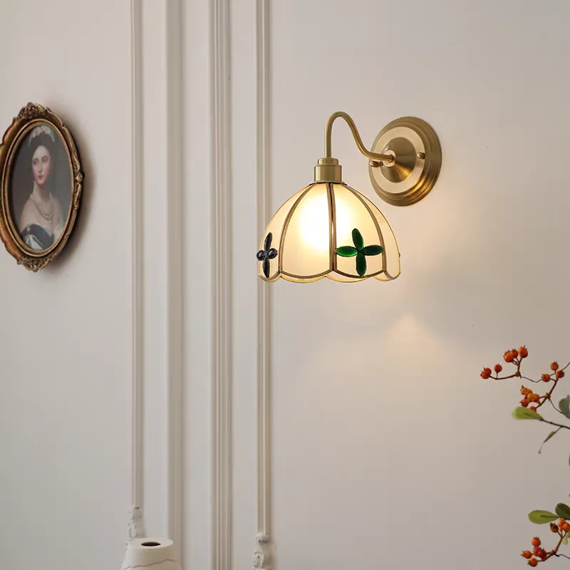 

Американский винтажный медный стеклянный светильник, витражный абажур, прикроватный латунный настенный светильник для спальни, фоновое украшение для гостиной