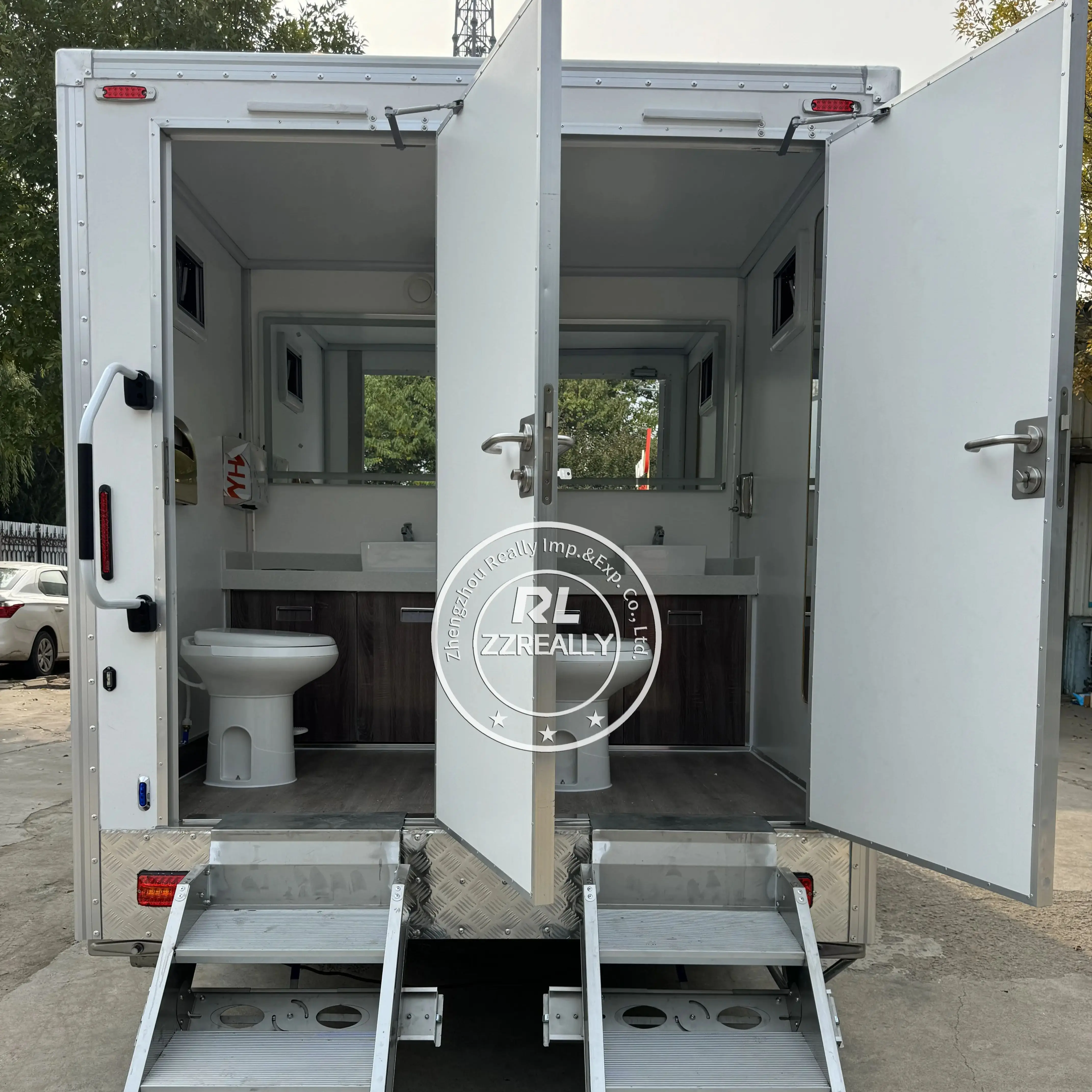 4 Station Prefab House Portable Toilet Trailer Shower Rooms Outdoor Camping Mobile Toilet Trailer Luxury Restroom Trailer