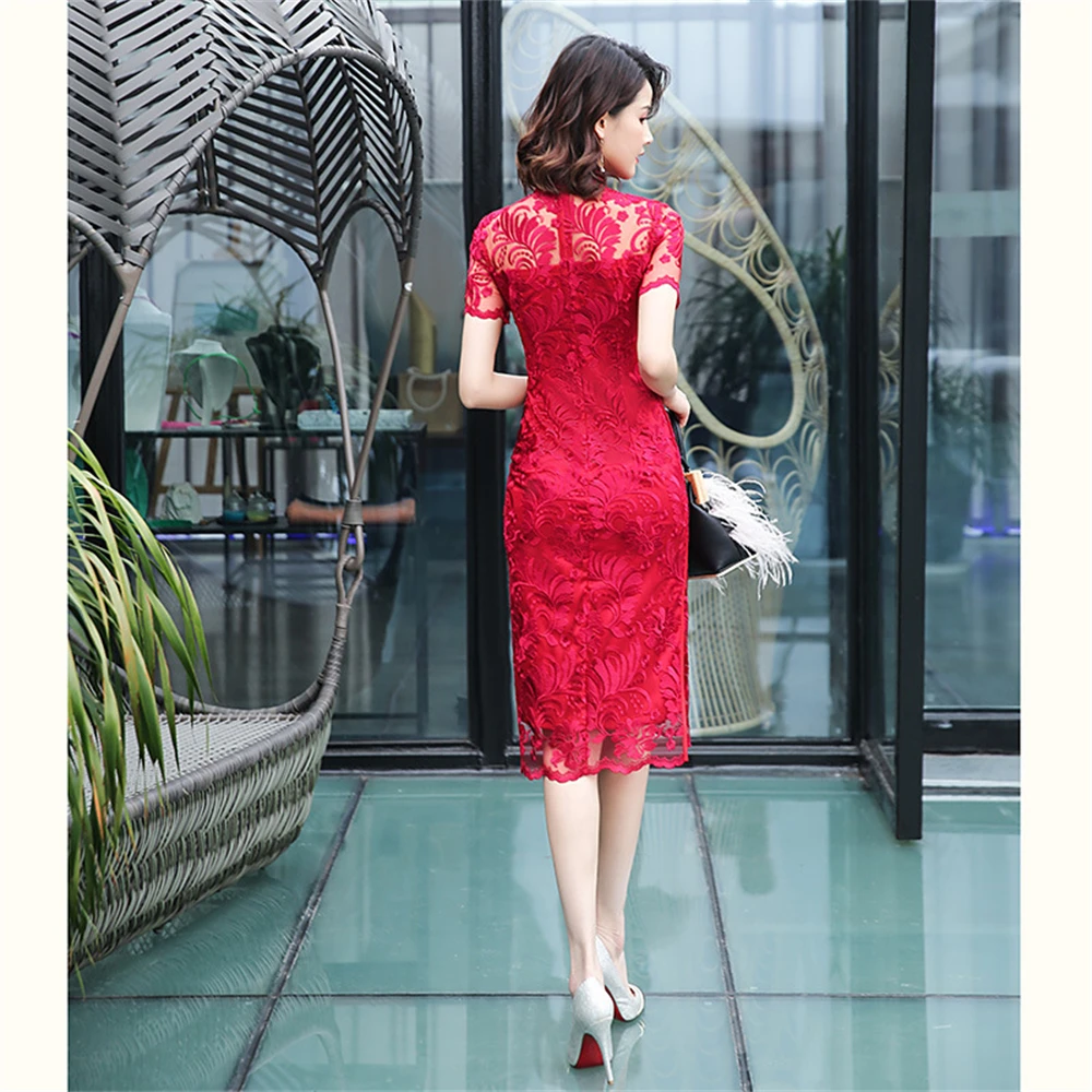 Cheongsam de comprimento médio bordado vermelho para mulheres, vestido dividido lateral modificado, tradicional chinês, fino, oco, vestido de banquete, novo