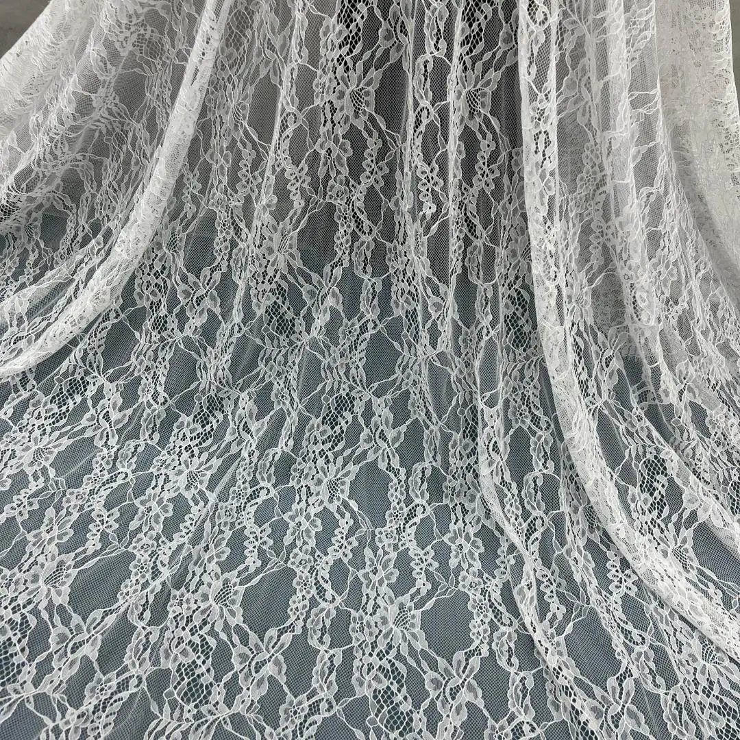 Weicher weißer französischer Hohlspitzenstoff. Brautkleid mit großer Schleppe. Stoff zum Nähen, 3 Meter. – Detail 11