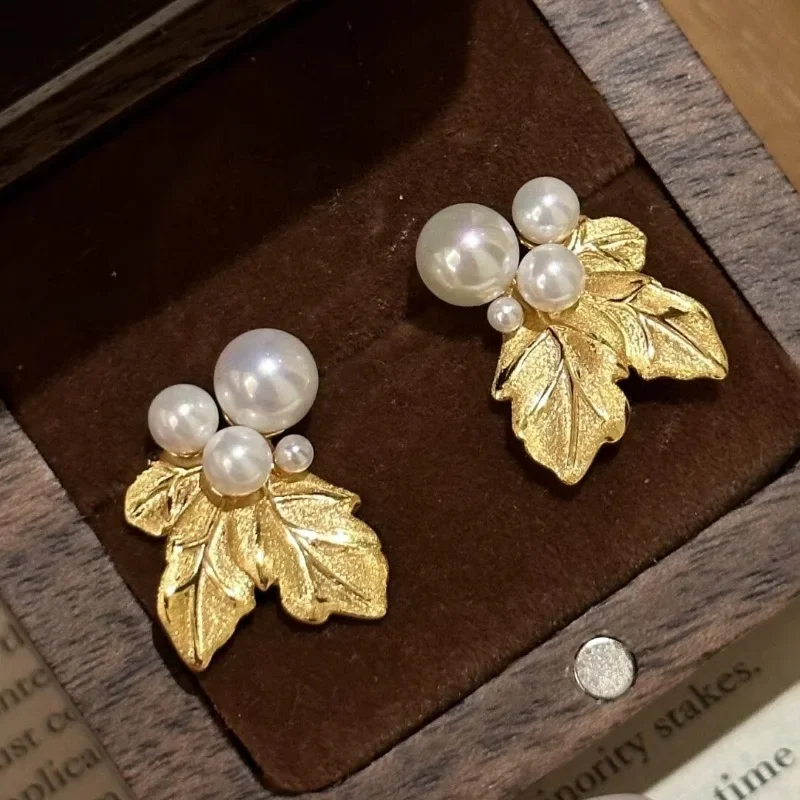 

Женские серьги с белым жемчугом и виноградными листьями, новые элегантные серьги-гвоздики в китайском стиле с гравировкой, модные свадебные украшения