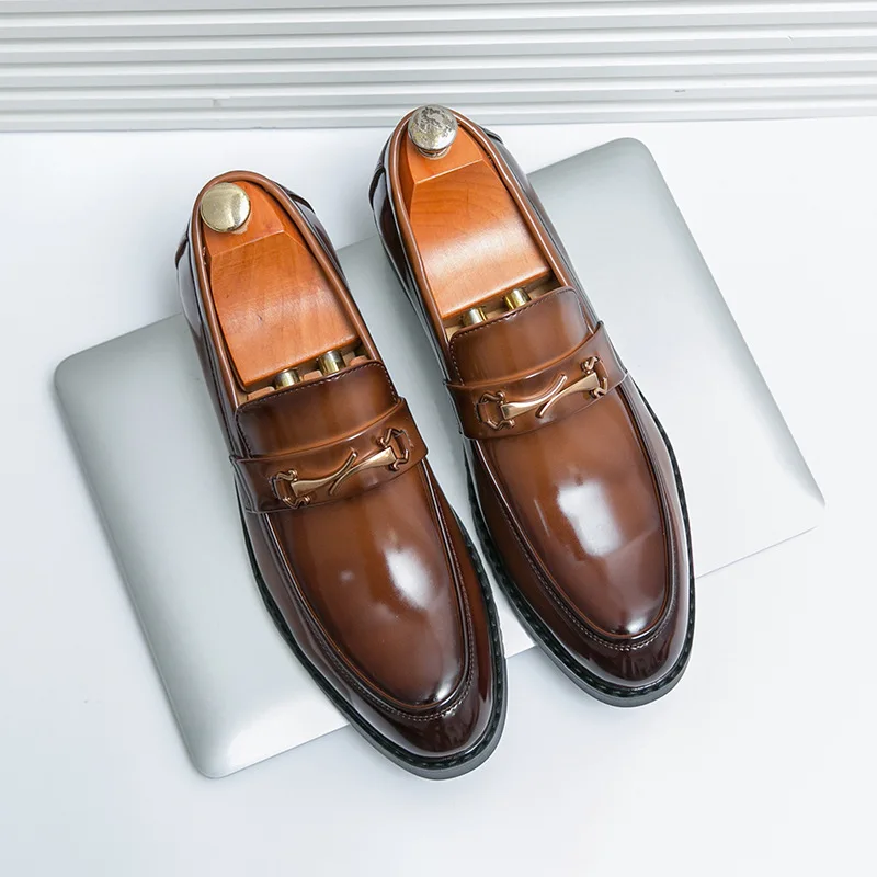 New Designer Metal Buckle Loafers Men's Business Dress Fashion Casual Black Patent Leather Pointed-Toe Shoes Men's Loafers