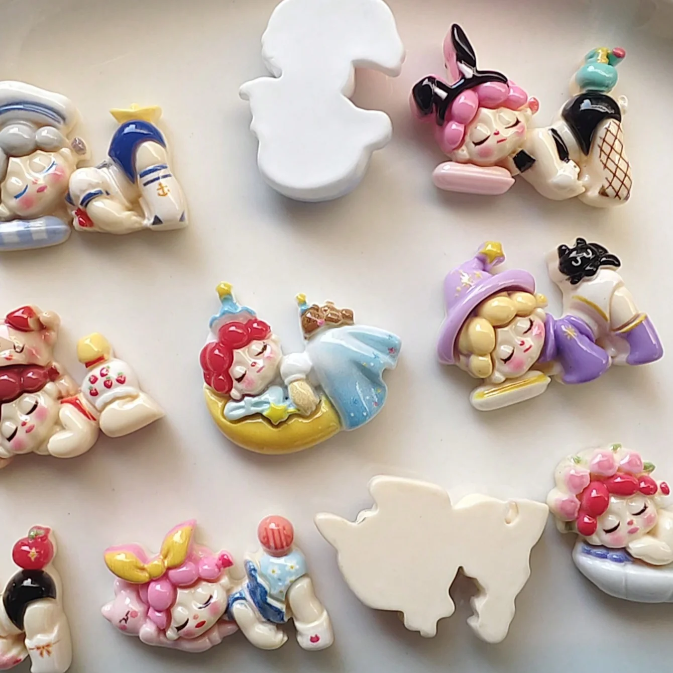 10pcs Cartoon Sleeping Girl Shaped DIY Jewelry Material Kit Including Hair Clips, Patches & Accessories