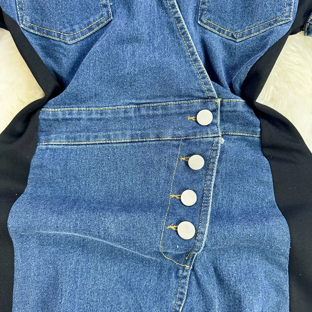 Vestido francês com fenda no quadril do pacote de temperamento Sense sênior. Vestido jeans de manga curta com adorno de botão colorido Sense Design de verão
