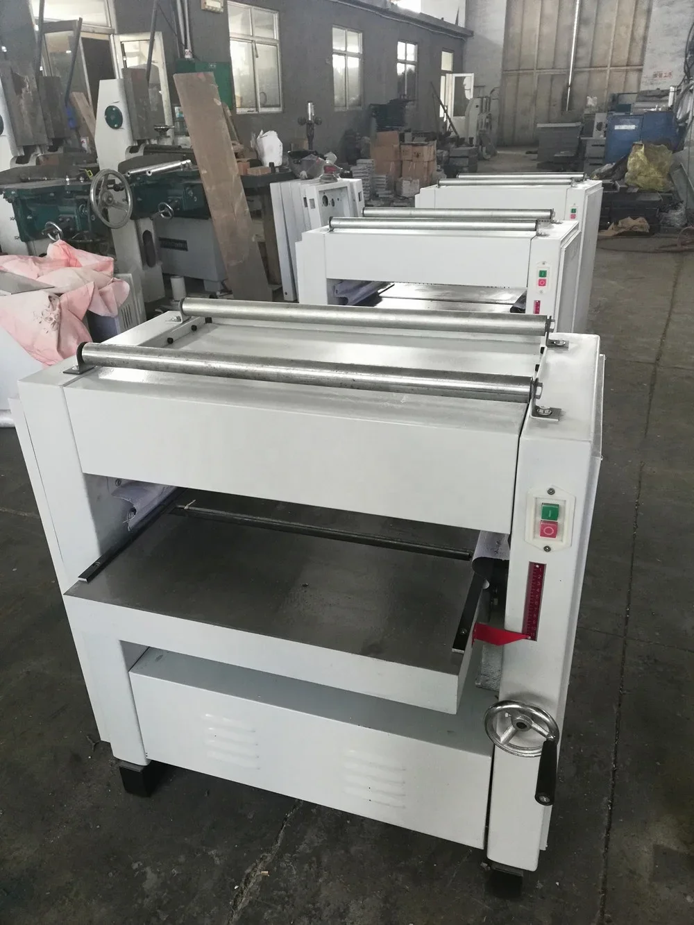 700 มม.27 "ความกว้างไม้ Thicknesser ไม้ไสเครื่องด้านเดียวพื้นผิวความหนา Planer Jointer