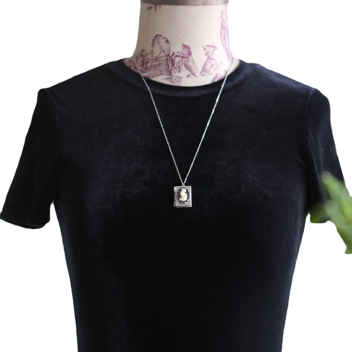 Gothic Cat Book Locket Necklace Retro Cute Exquisite Carving Hollow Souvenir Pendant Necklace for Pet Lovers Christmas Gifts