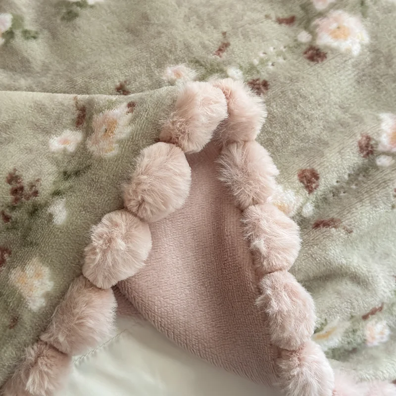 Wool ball nap blanket, double-layer thick milk velvet blanket, single person velvet blanket, sofa cover blanket, office nap blan