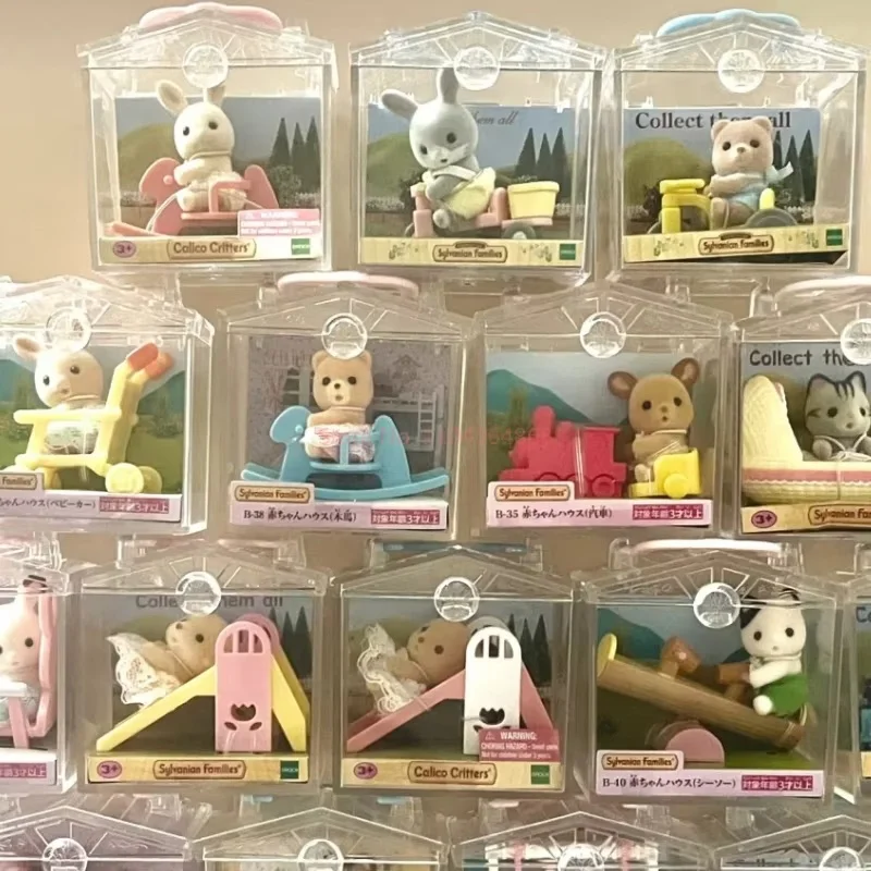 

Оригинальные фигурки Sylvanian Families в прозрачной подарочной коробке: кошка на поезде, шоколадный кролик, играющий на пианино – подарки на день рождения