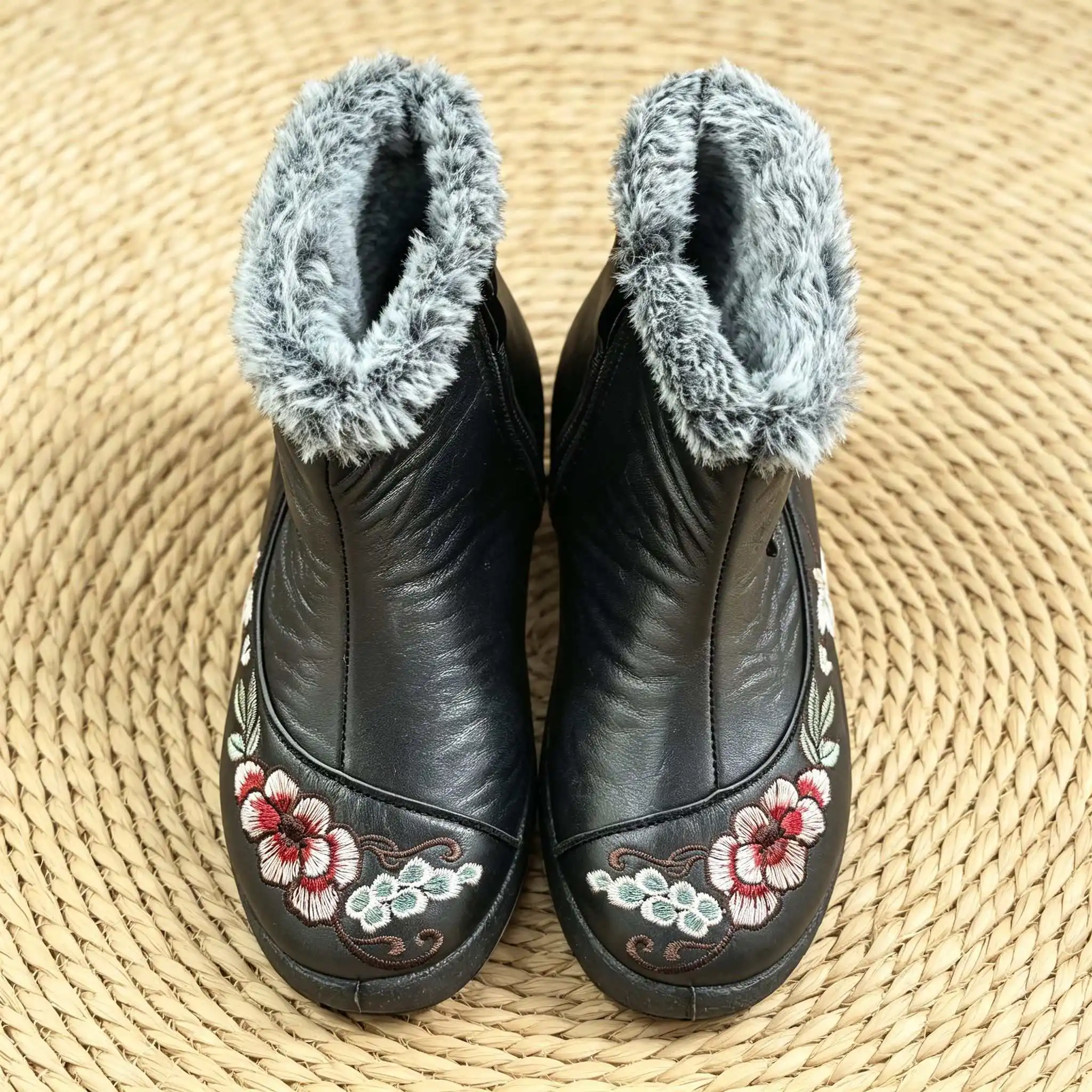 Winterstiefel für Damen mit ethnischer Blumenstickerei, Kunstleder mit gepolstertem Futter, warm und bequem, lässiger Stil, Schneestiefel. – Detail 9