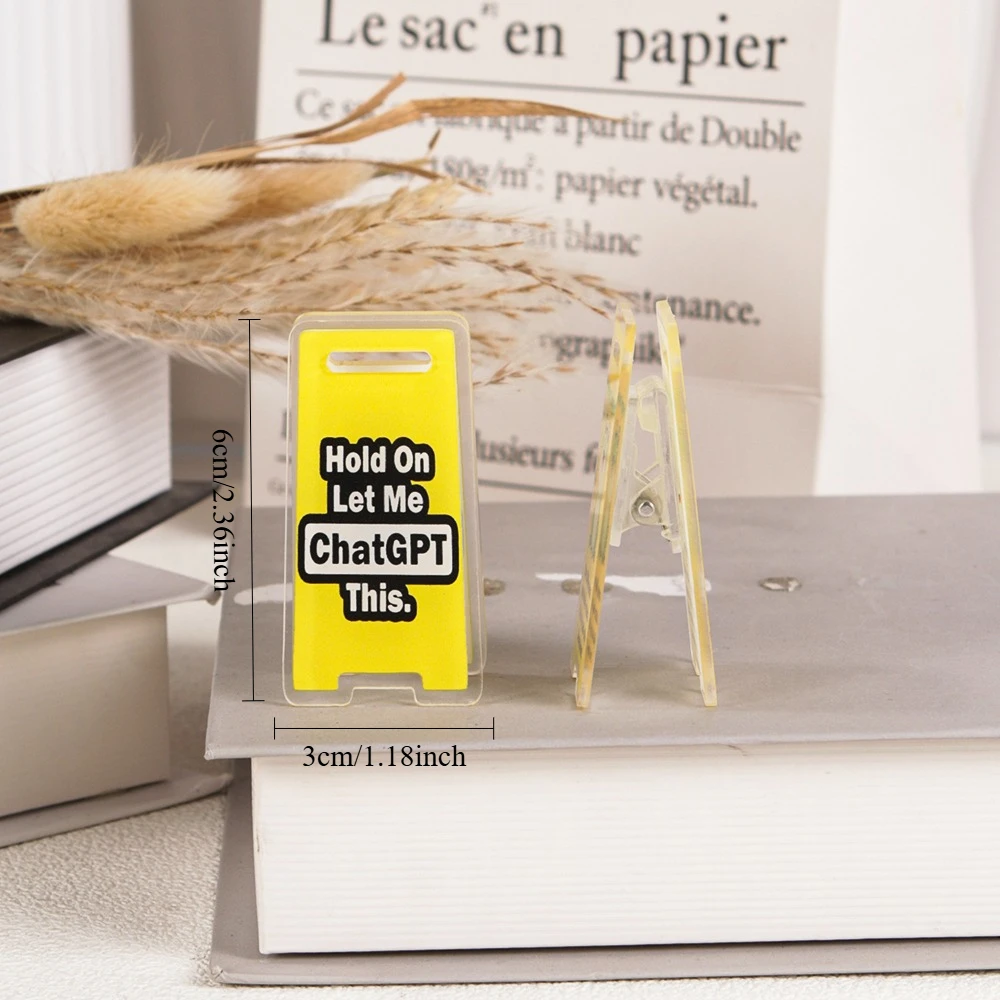 1 قطعة Hold On Let Me Chat GPT هذا مكتب أكريليك تسجيل ديكور مكتب مضحك مع شعار ChatGPT نص ملون هدية متينة على الطاولة