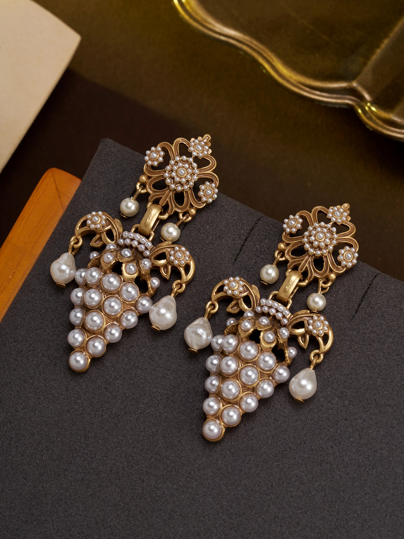 A Pair of Everyday Party Resin Pearl Inlaid Grape-Shaped Long Earrings, Holiday Wedding Women's Accessories, Gift-Giving