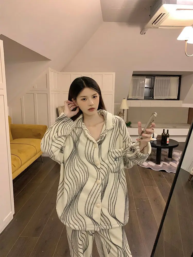 Pigiama da donna elegante a righe irregolari francesi Autunno Inverno addensato in pile di corallo caldo abbigliamento casual di fascia alta per la casa 2025